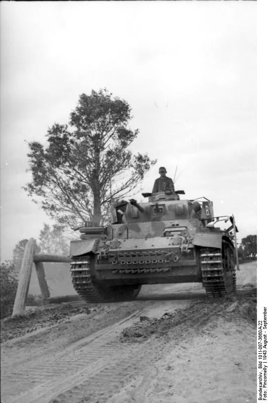 Bundesarchiv_Bild_101I-087-3660A-22_Russland_Beobachtungspanzer_III