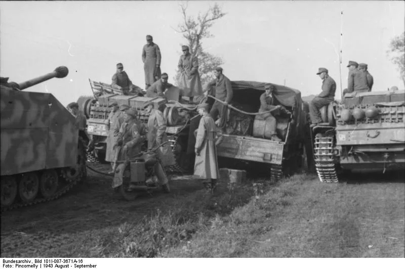 Bundesarchiv_Bild_101I-087-3671A-16_Russland_Betanken_von_Sturmgesch_tzen