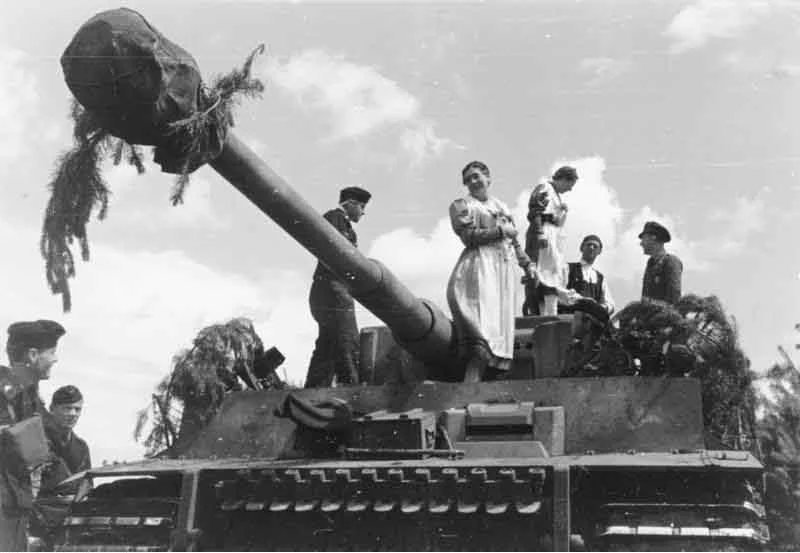 Bundesarchiv_Bild_101I-199-1444-33_Russland_bei_Brjansk_Panzer_VI_Tiger_I_