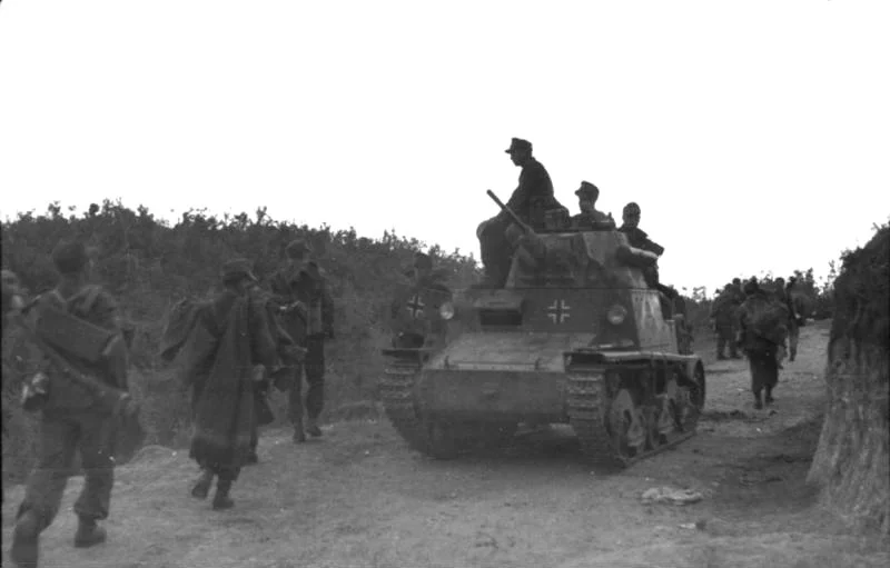 Bundesarchiv_Bild_101I-203-1680-14A_Albanien_deutsche_Soldaten_italienische