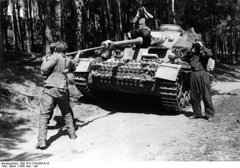 Bundesarchiv_Bild_101I-219-0561A-15_Russland_Mitte-S_d_Panzer_IV