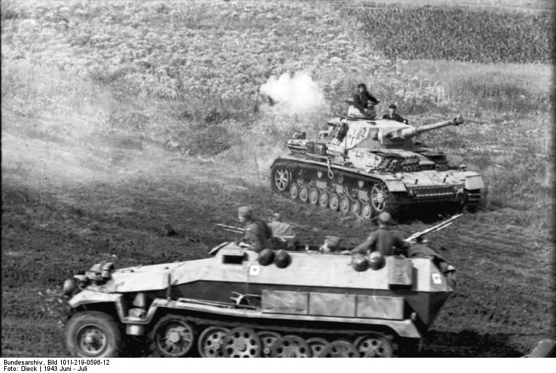 Bundesarchiv_Bild_101I-219-0596-12_Russland_Panzer_IV_und_Sch_tzenpanzer_in