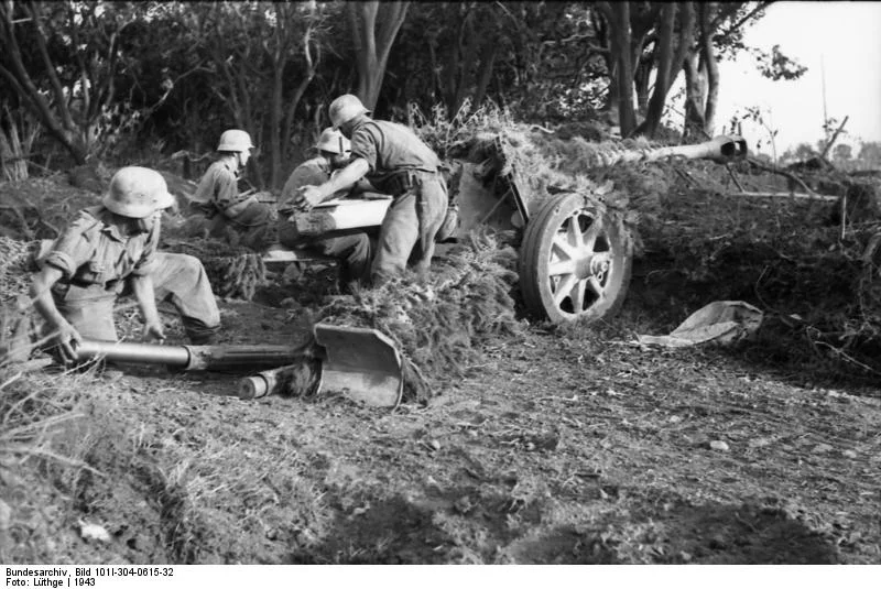 Bundesarchiv_Bild_101I-304-0615-32_Italien_Soldaten_an_Pak_in_Feldstellung