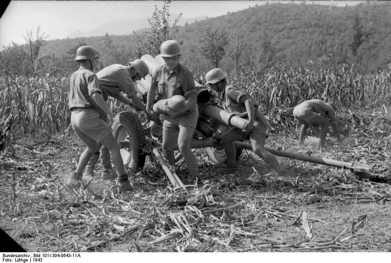 Bundesarchiv_Bild_101I-304-0643-11A_Italien_Soldaten_mit_Nebelwerfer_