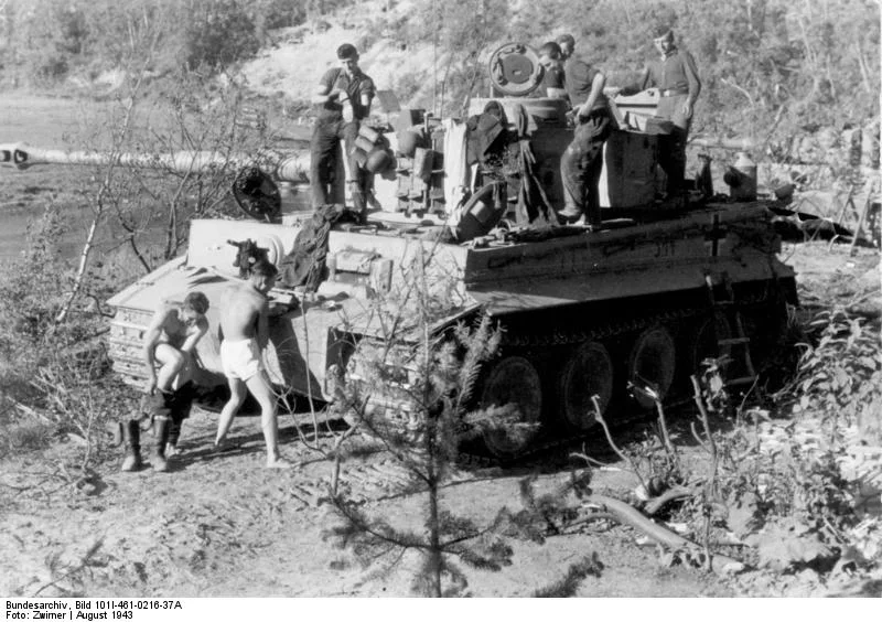 Bundesarchiv_Bild_101I-461-0216-37A_Russland_Panzer_VI_Tiger_I_in_Ruhestell