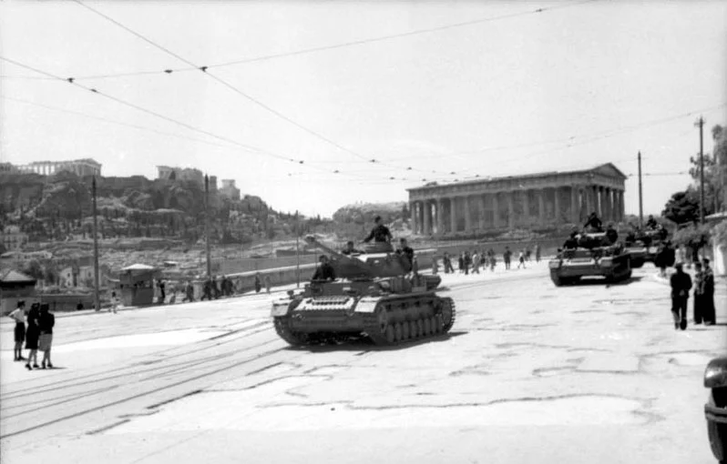 Bundesarchiv_Bild_101I-521-2142-29_Athen_Panzer_IV