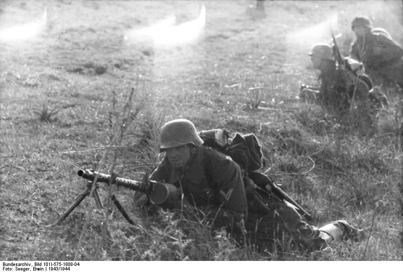 Bundesarchiv_Bild_101I-575-1808-04_Italien_Soldat_mit_MG_Fallschirmj_ger