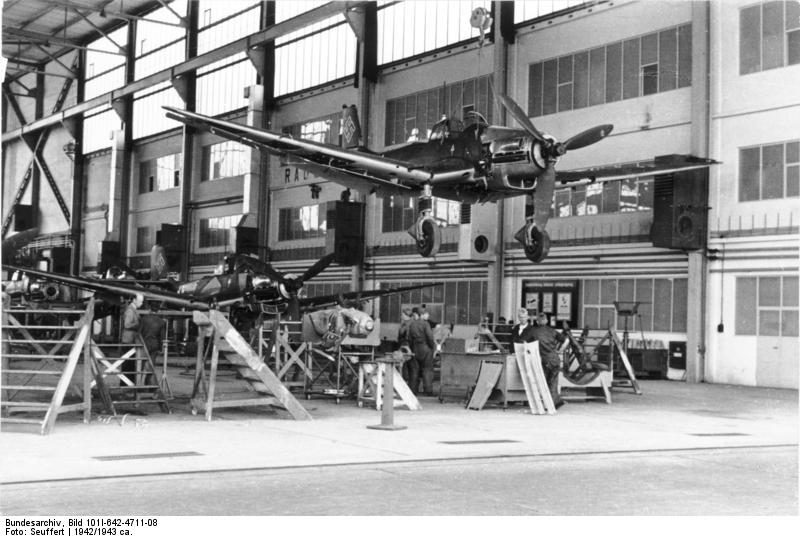 Bundesarchiv_Bild_101I-642-4711-08_Produktion_von_Junkers_Ju_87