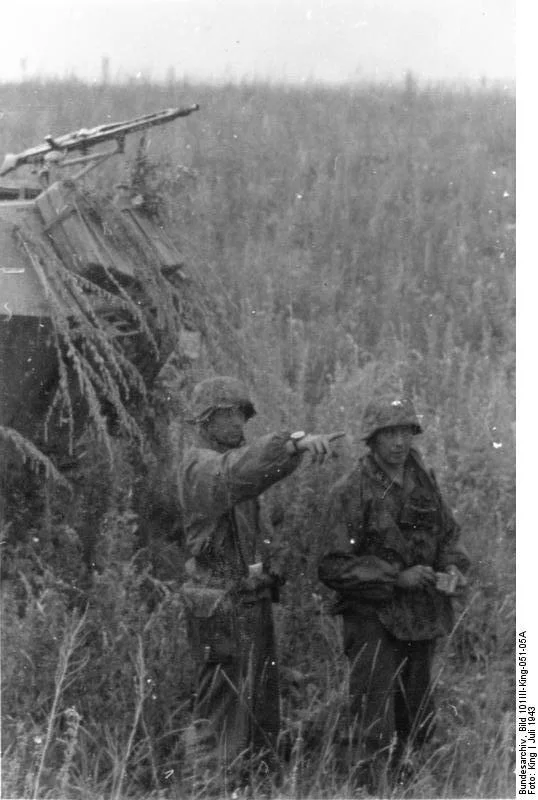 Bundesarchiv_Bild_101III-King-051-05A_Russland_Soldaten_der_Waffen-SS_im_Ge