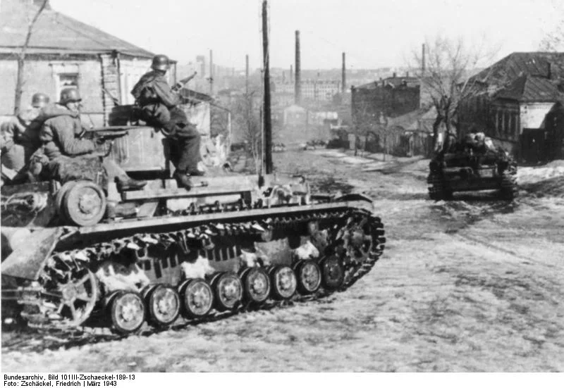 Bundesarchiv_Bild_101III-Zschaeckel-189-13_Russland_Charkow_Waffen-SS_mit_P