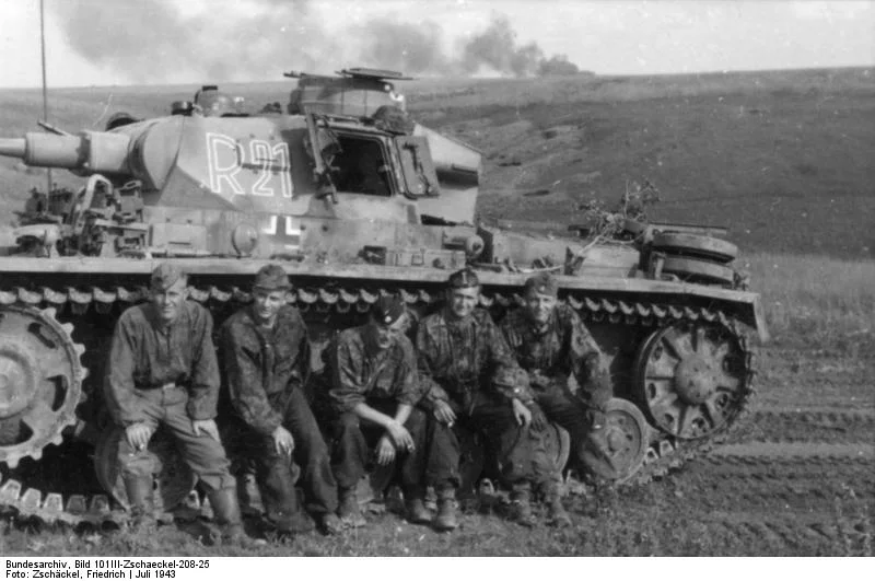 Bundesarchiv_Bild_101III-Zschaeckel-208-25_Schlacht_um_Kursk_Panzer_III