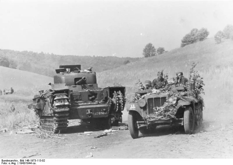 Bundesarchiv_Bild_146-1973-113-02_Ungarischer_Panzer_SS_in_PKW