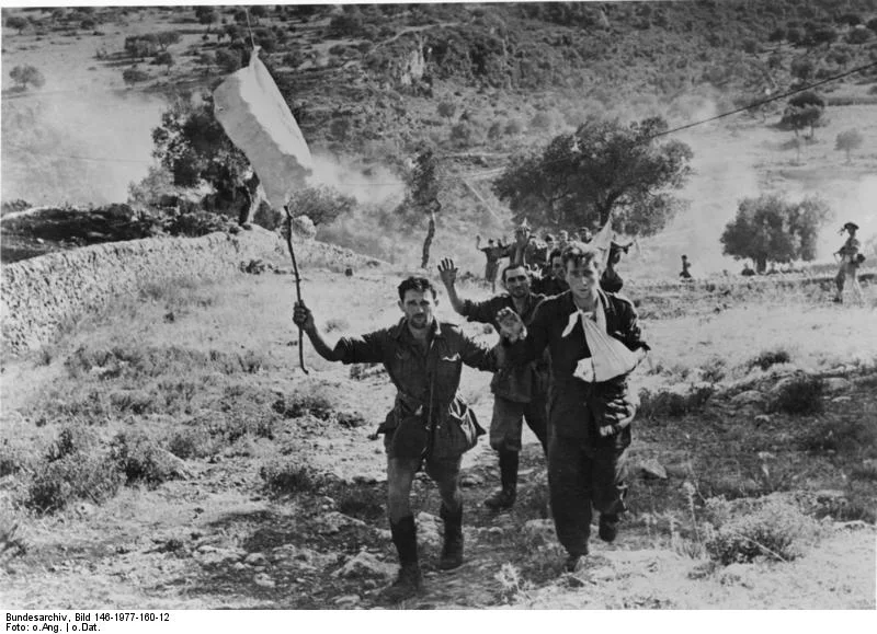 Bundesarchiv_Bild_146-1977-160-12_Italienische_Soldaten_ergeben_sich