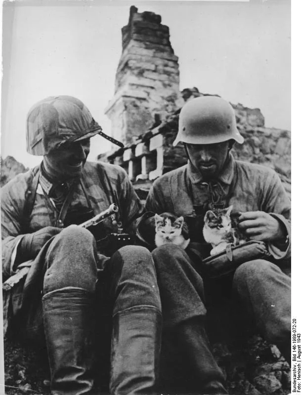 Bundesarchiv_Bild_146-1989-072-20_Russland_Soldaten_vor_Ruinen