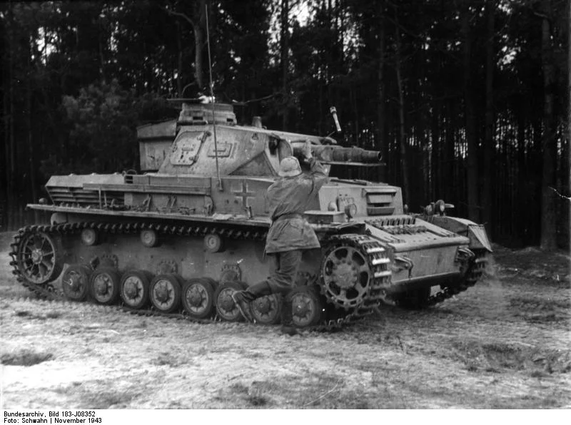 Bundesarchiv_Bild_183-J08352_Ausbildung_Panzerbek_mpfung