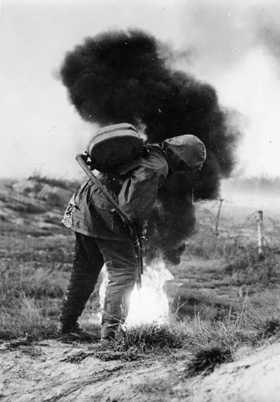 Bundesarchiv_Bild_183-J08355_bung_mit_Flammenwerfer