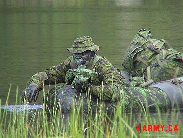 Canadian combat clothing with smae style weapon