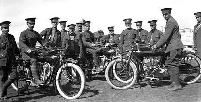 Canadian_Motorcyclists_Camp_Valcartier_ca_1917_