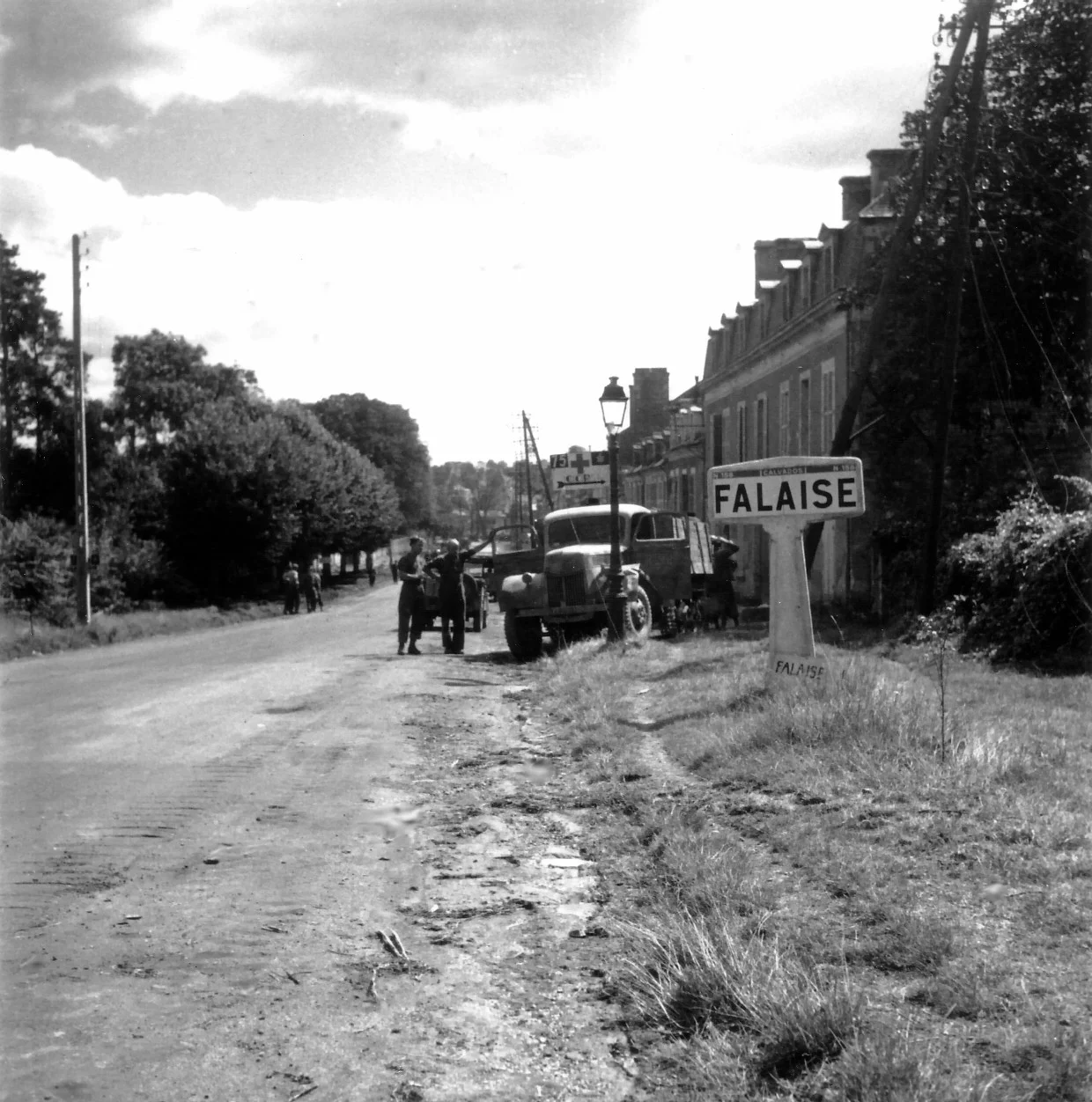 Canadian_soldiers_at_Falaise_town_entrance.jpg