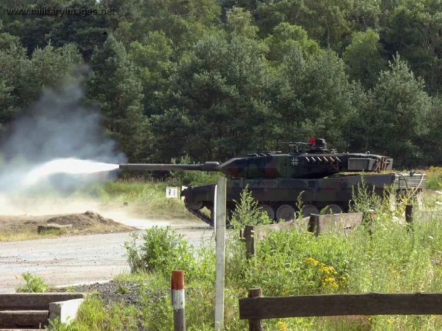 Cdn Leopard 2A6M fires