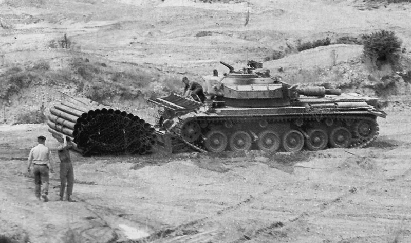 Centurion AVRE laying pipes fascine