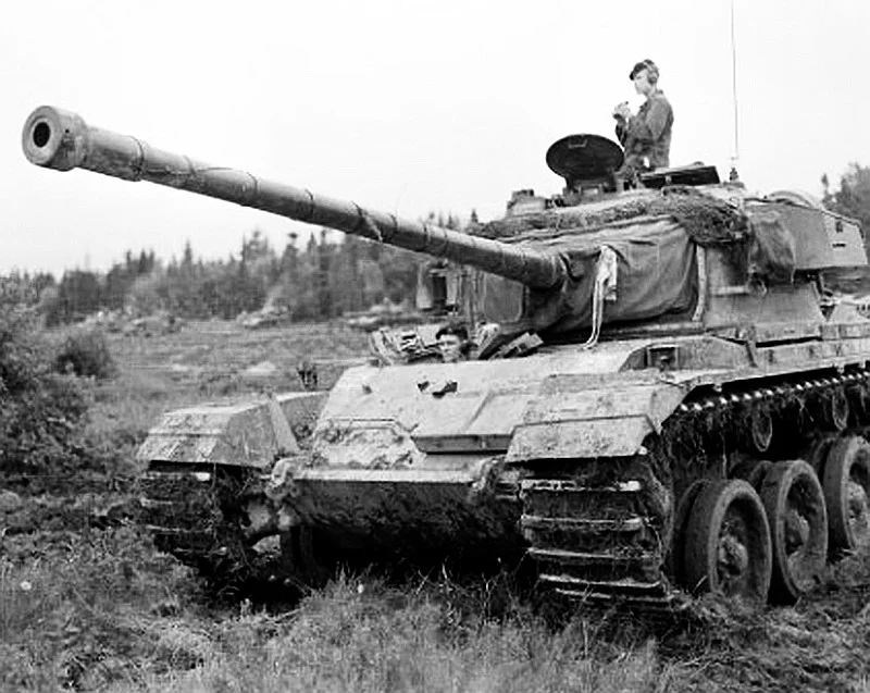 Centurion_tank_on_exercise_Camp_Gagetown_summer_1963_-2