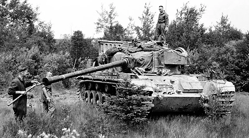 Centurion_tank_on_exercise_Camp_Gagetown_summer_1963_