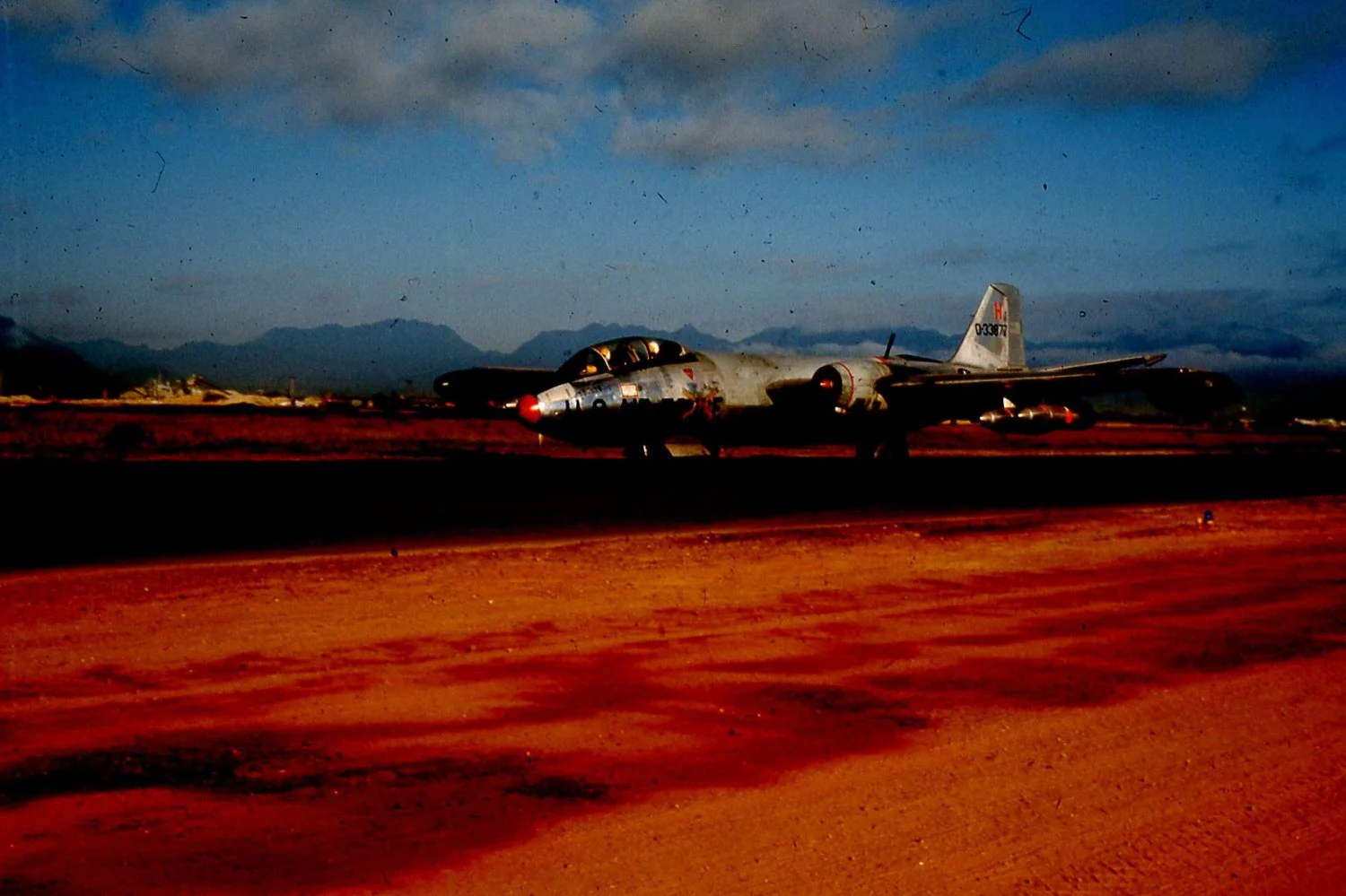 DaNang 1966 Mar Viet Nam B-57  Bomber