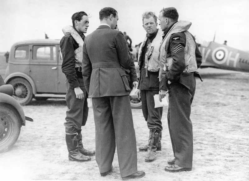 Debriefing pilots after the batle