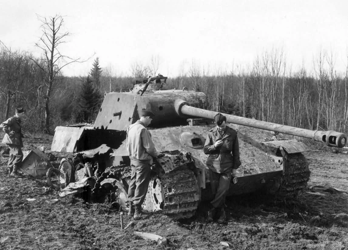 Destroyed_Panther_tank_Germany_1945-1.jpg