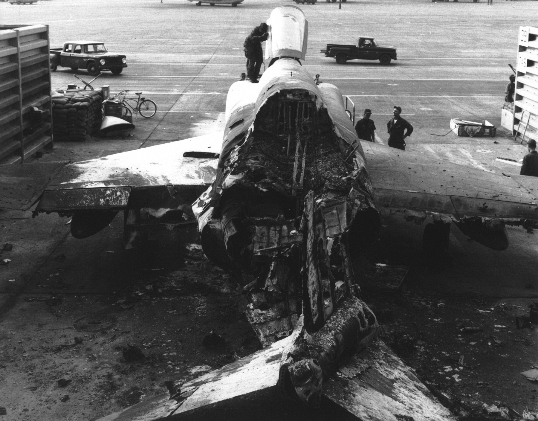 Destroyed_US_RF-4C_Phantom_II