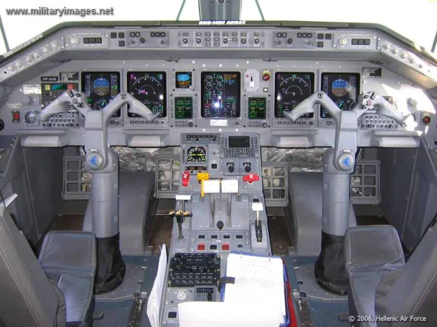 Embraer EMB-145H cockpit