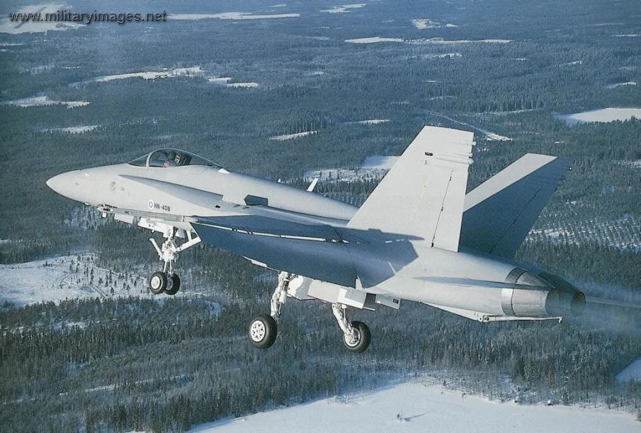 F/A-18C is turning to final for runway 26 at Halli