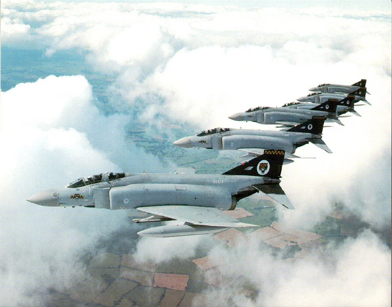 F4-Phantom-formation