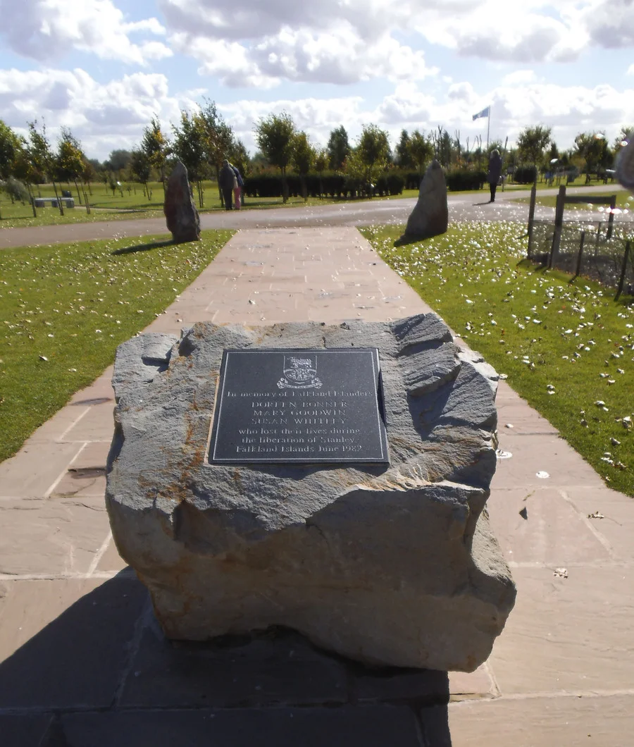 Falklands Memorial, Civilians