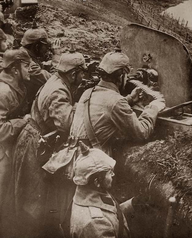German machine gun crew WW1