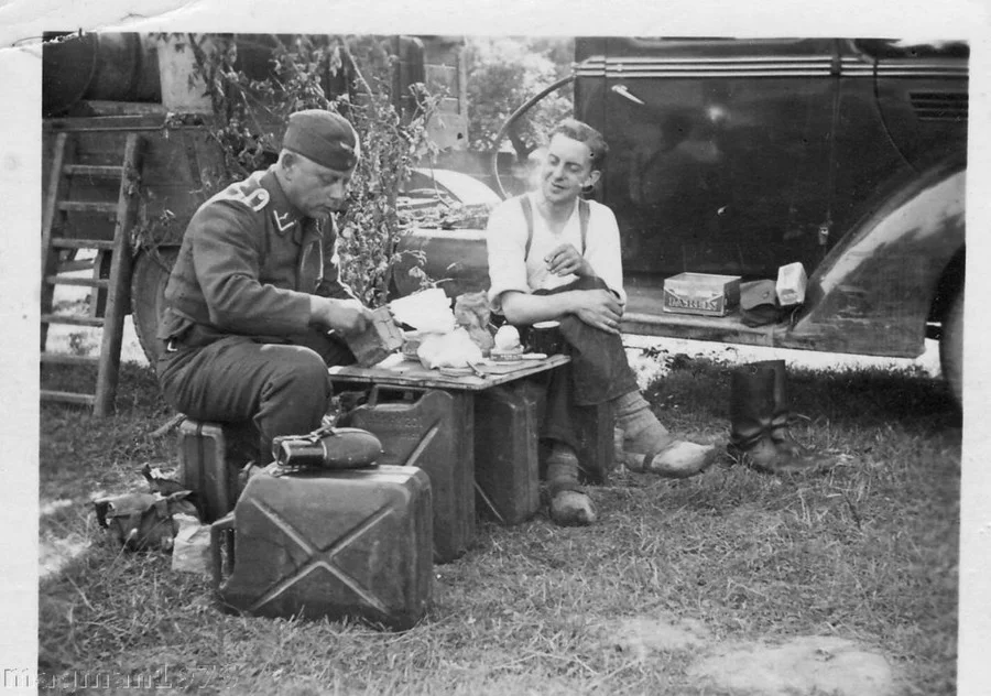German soldiers eating WW2
