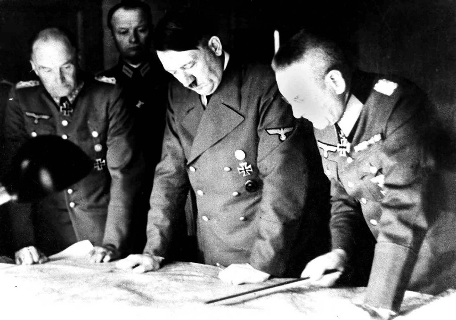 German-Special-Operations-BOB-(EUCMH.BE)-012-Hitler-Planning-an-Offensive.jpg