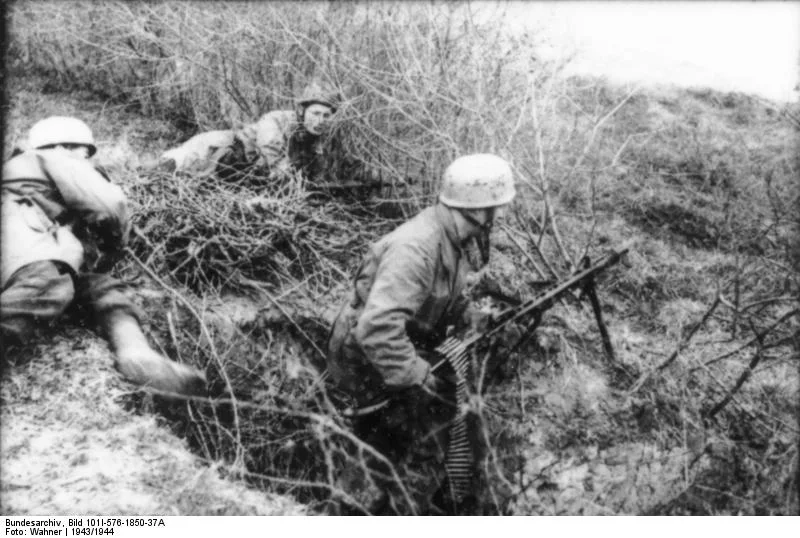 Italian Fallschimjger with MG42 1943 1944