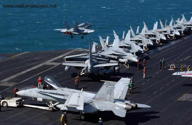 Line up US Navy F/A 18's