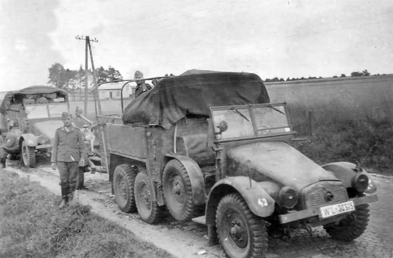 Luftwaffe_Krupp_Protze_Kfz70_with_trailer_1_