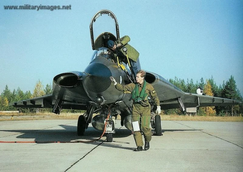 Major prepares to fly Saab 35S Draken