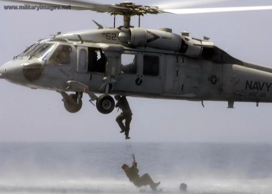 MH-60S Seahawk performs cast and recovery training