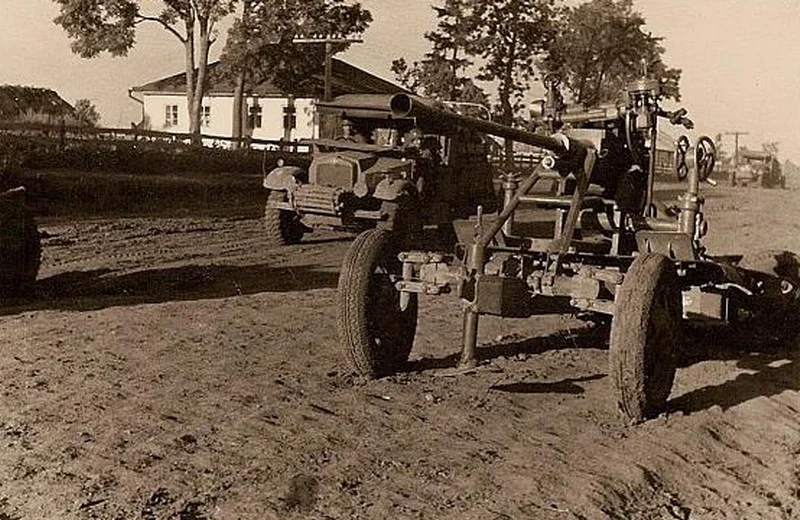 morris_trucks_passing_flak_gun_ussr-1