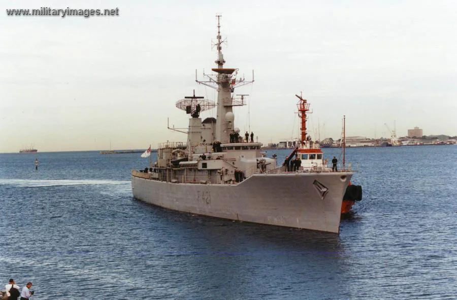 New_Zealand_Navy_-_frigate_HMNZS_Canterbury_-_9