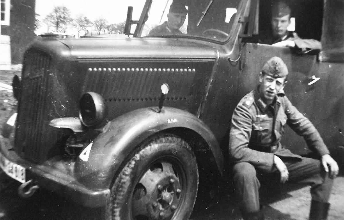 Opel_Blitz_1.5_to__Belgium_1940