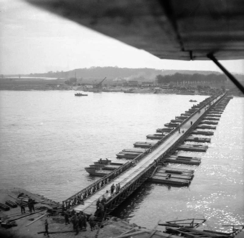 Pontoon-bridges-being-built-across-the-Rhine.-IWM.jpg