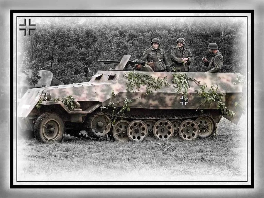 pzht_WW_II_German_halftrack_Sd_Kfz251_at_Reenactment