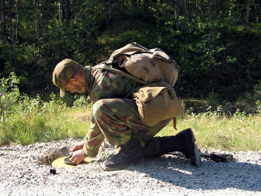 Ranger placing a landmine at Ex Krpp 2005