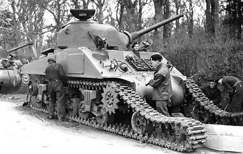 Sherman - Track maintenance May 1944